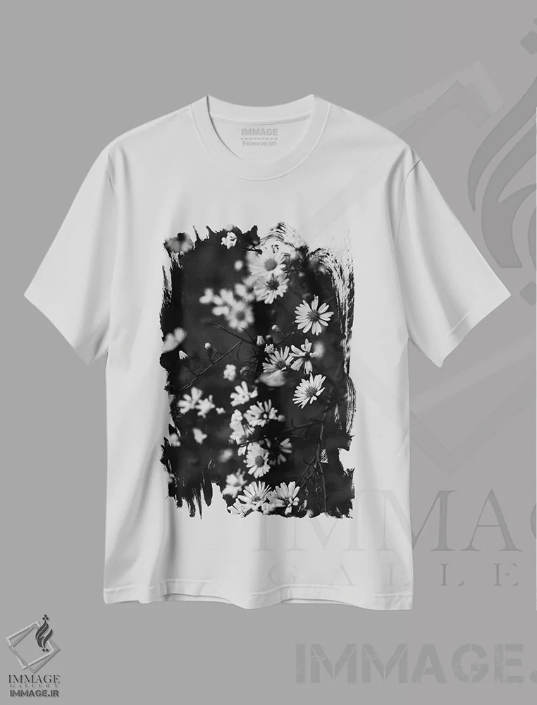 تیشرت سفید طرح دار بابونه های کوچک تابستانی، عکاسی سیاه و سفید اثر اولیویا جوی سنت کلر | immage.ir