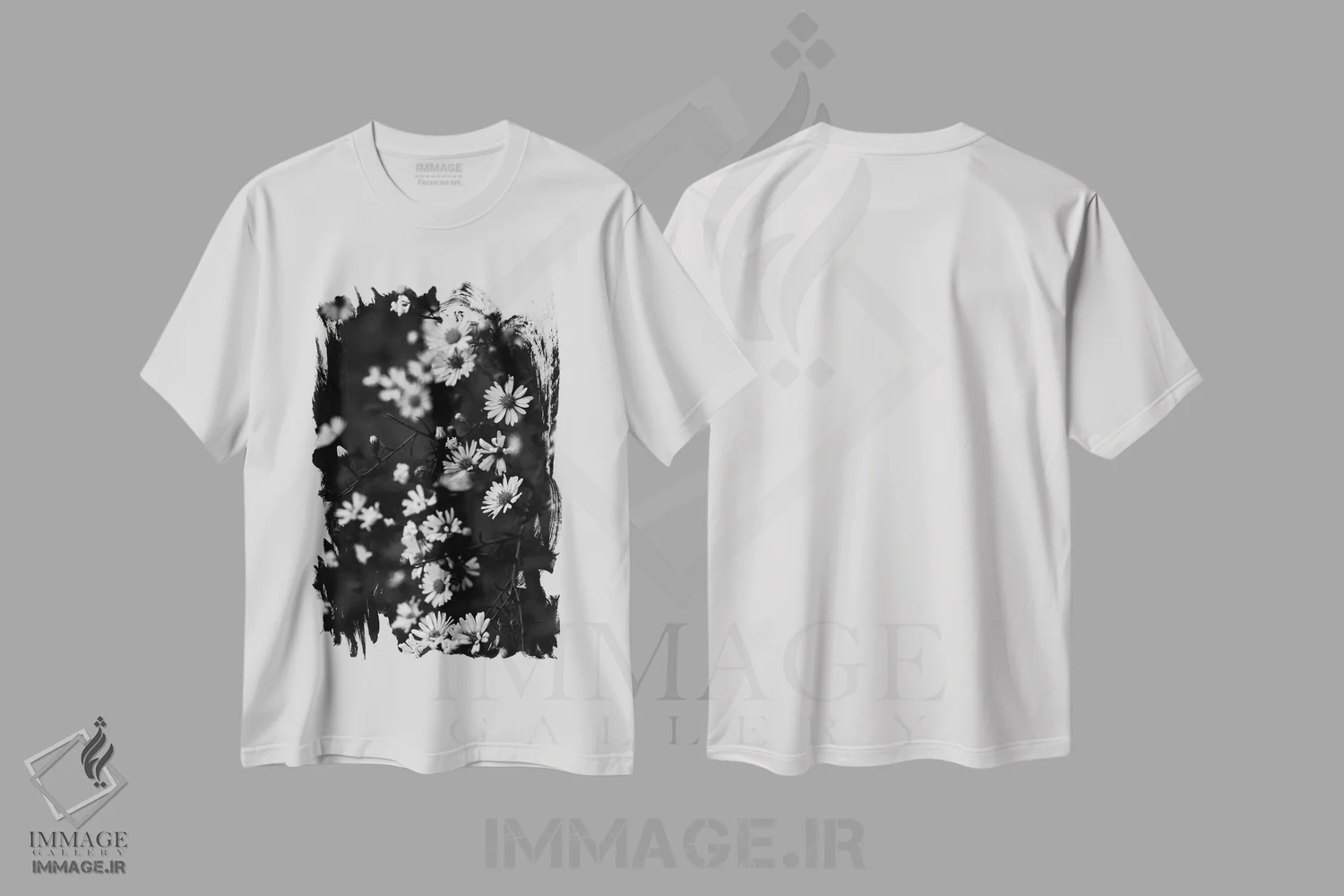 تیشرت سفید طرح دار بابونه های کوچک تابستانی، عکاسی سیاه و سفید اثر اولیویا جوی سنت کلر | immage.ir