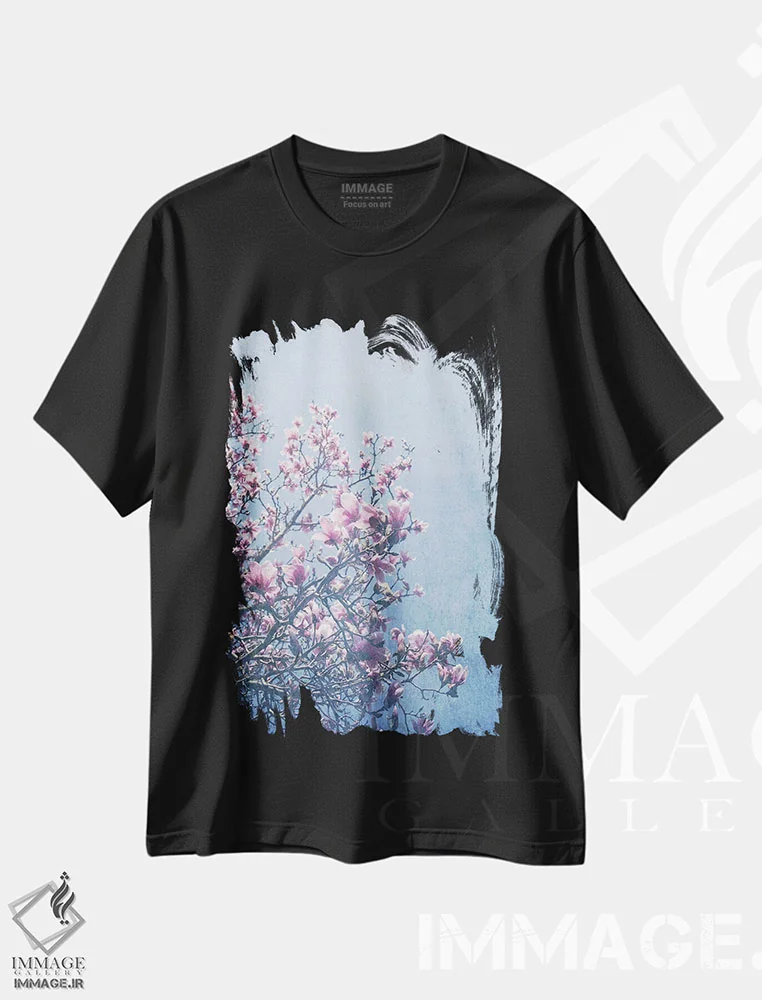 تیشرت مشکی طرح دار او در هر جا که می رفت شکوفا شد، مدیوم اثر اولیویا جوی سنت کلر | immage.ir
