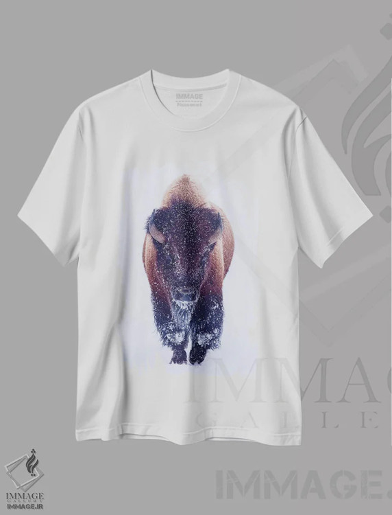 تیشرت سفید طرح دار گاومیش کوهان دار در برف، مدیوم اثر اولنا آرت | immage.ir