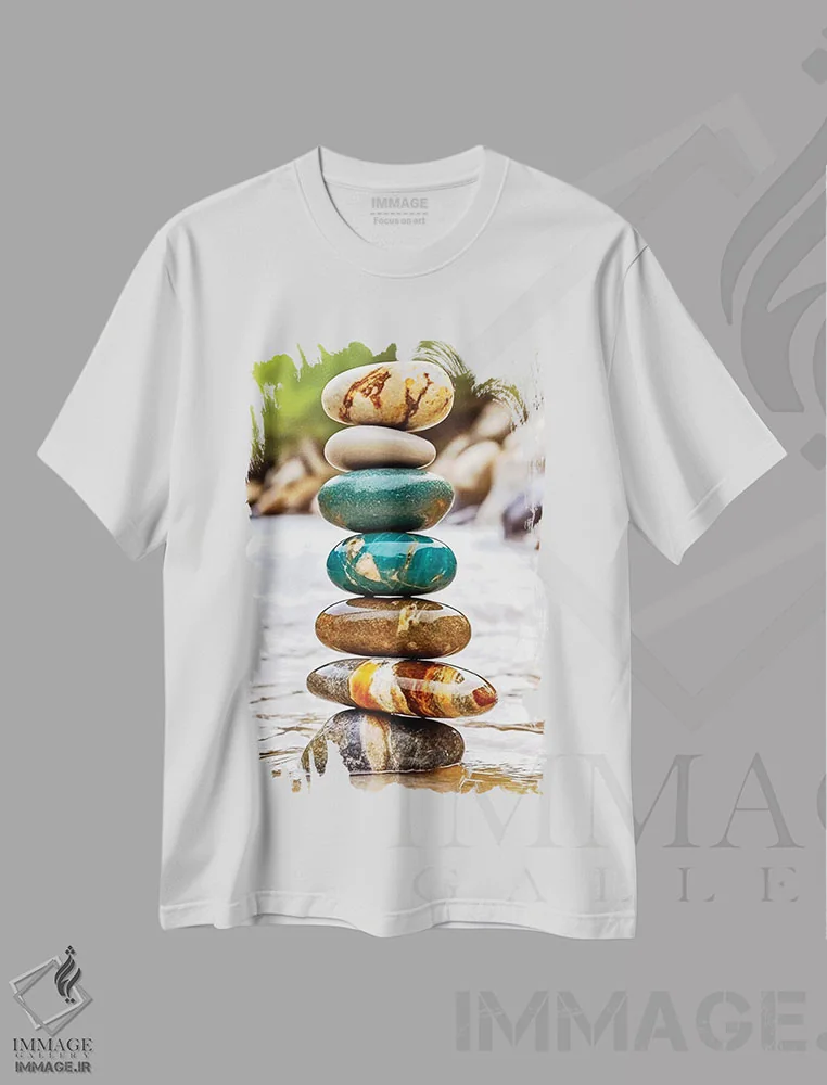 تیشرت سفید طرح دار تعادل ذن؛ سنگ چینی سید کنار رودخانه، تزئینی اثر اولنا آرت | فروشگاه ایماژ