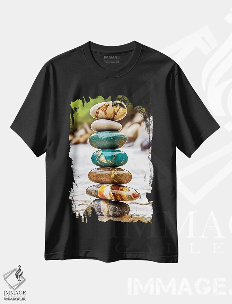 تیشرت مشکی طرح دار تعادل ذن؛ سنگ چینی سید کنار رودخانه، تزئینی اثر اولنا آرت | immage.ir