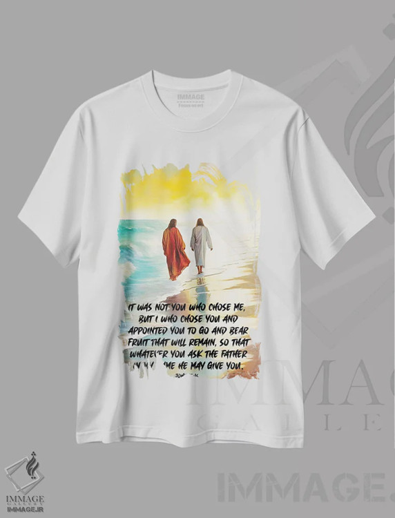 تیشرت سفید طرح دار صحنه ای از ساحل با عیسی مسیح و جمله ای درباره دوستی، مدیوم اثر اولنا آرت | immage.ir