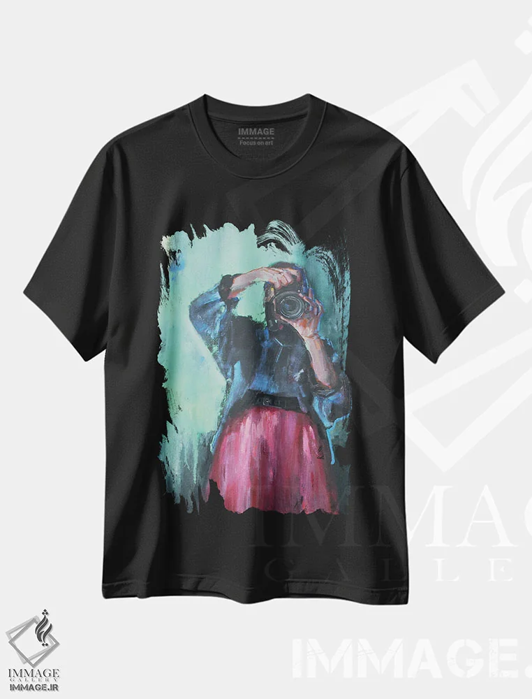 تیشرت مشکی طرح دار لحظه خوش شانسی، دکور معاصر اثر اولا لپتیوا | فروشگاه ایماژ
