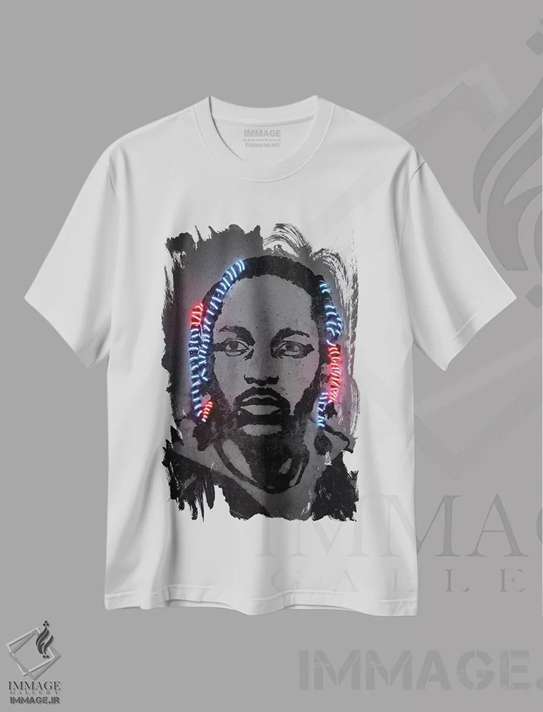 تیشرت سفید طرح دار کندریک لامار، هنر آمریکایی آفریقایی تبار اثر اکتاویان میلو | immage.ir