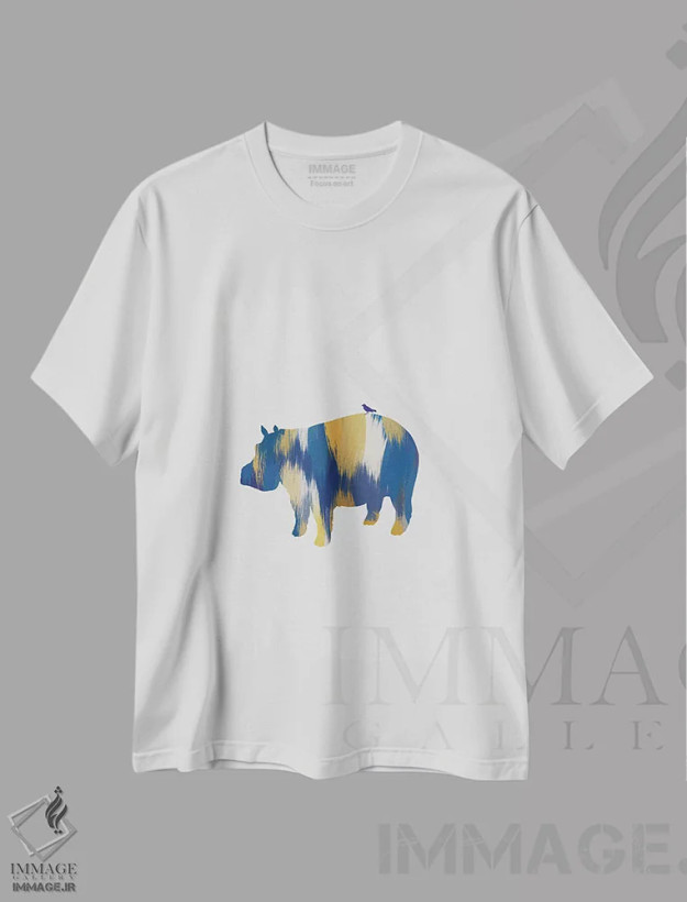 تیشرت سفید طرح دار اسب آبی آبی و زرد، تزئینی اثر اورارا استودیو | فروشگاه ایماژ
