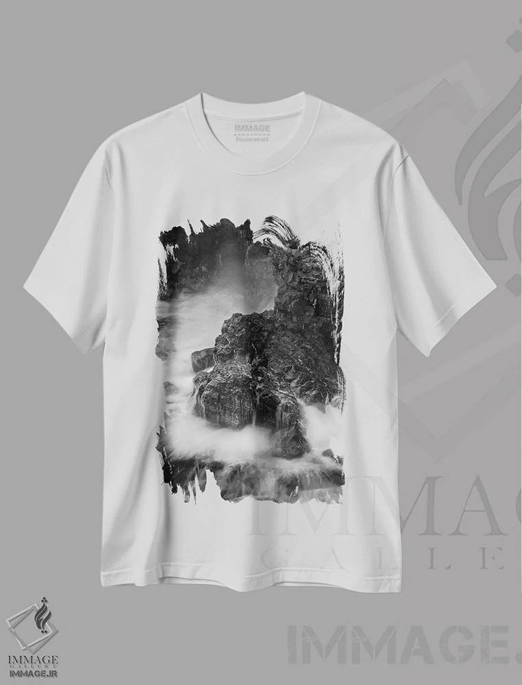 تیشرت سفید طرح دار "ساحل آتشفشانی"، عکاسی سیاه و سفید اثر دیوید اوریاس | فروشگاه ایماژ