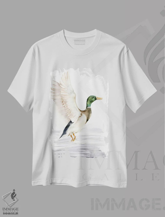 تیشرت سفید طرح دار اردک، دکور کلبه و لژ اثر الگا چفرانوف | فروشگاه ایماژ