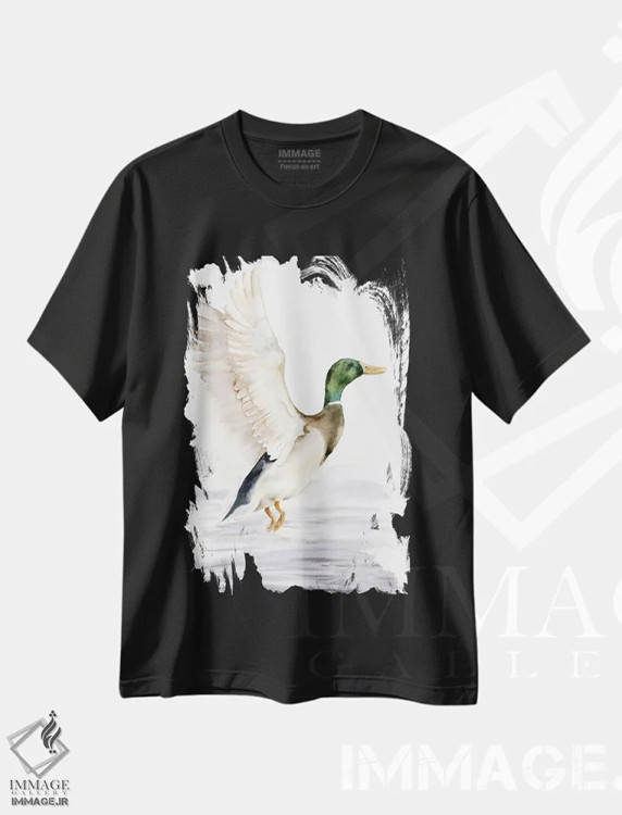 تیشرت مشکی طرح دار اردک، دکور کلبه و لژ اثر الگا چفرانوف | immage.ir