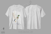 تیشرت سفید طرح دار اردک، دکور کلبه و لژ اثر الگا چفرانوف | فروشگاه ایماژ