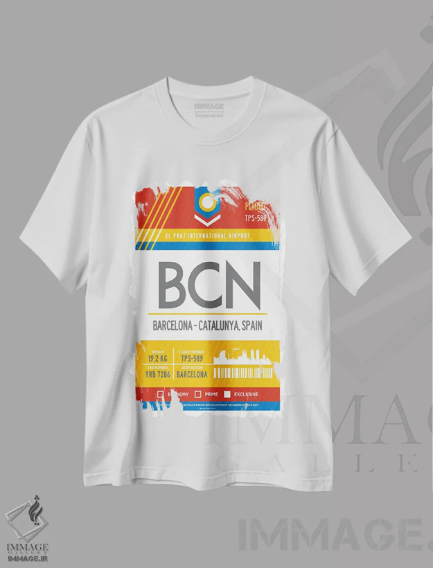 تیشرت سفید طرح دار پوستر سفر با برچسب فرودگاه بارسلونا، تزئینی اثر اولا هوپ تراول پوسترز | فروشگاه ایماژ
