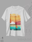تیشرت سفید طرح دار پوستر سفر سیدنی استرالیا، تزئینی اثر اولا هوپ تراول پوسترز | فروشگاه ایماژ