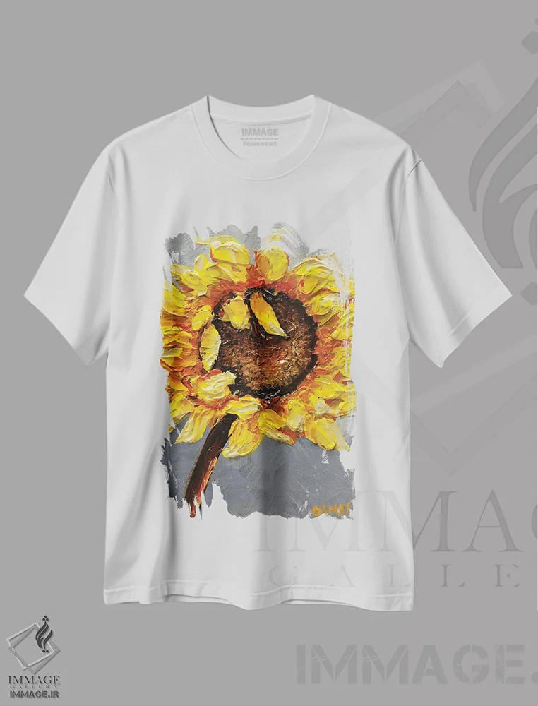 تیشرت سفید طرح دار گل آفتابگردان، دکور معاصر اثر اوسنات تزدک | immage.ir