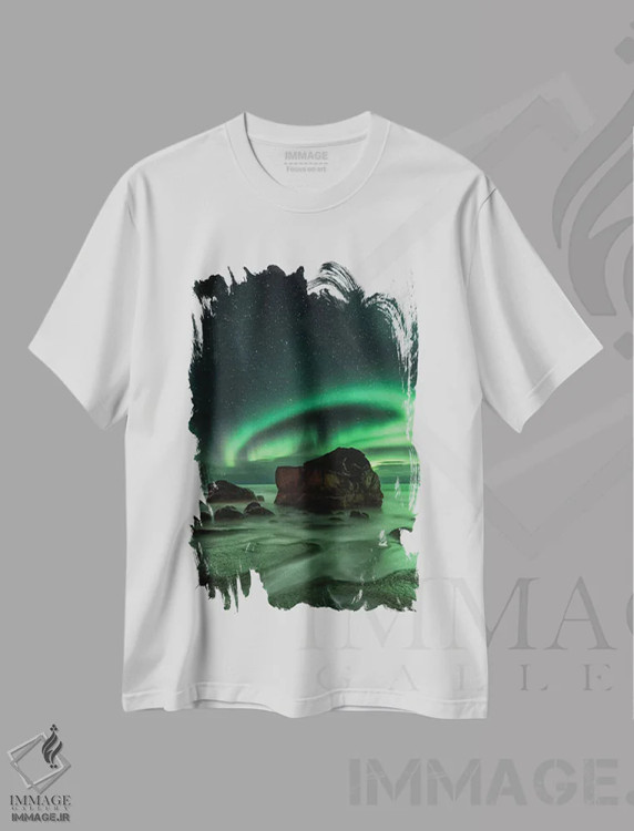 تیشرت سفید طرح دار "شفق قطبی از ساحل اوتاکلیو، نوردلند، نروژ"، مدیوم اثر اجیت منون | فروشگاه ایماژ