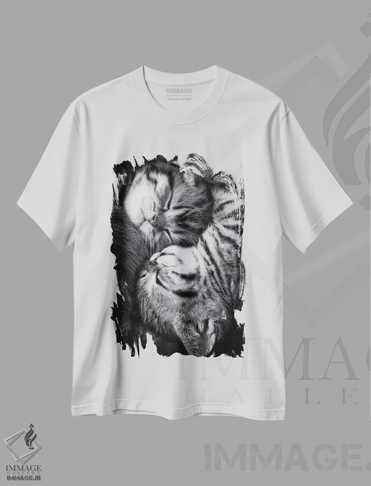 تیشرت سفید طرح دار "یین و یانگ"، عکاسی سیاه و سفید اثر آندریا یانکووا | immage.ir