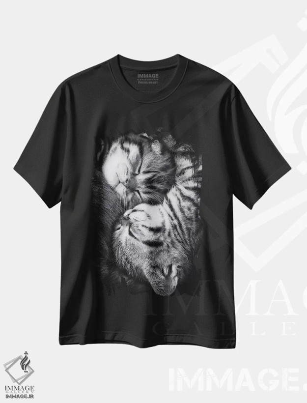 تیشرت مشکی طرح دار "یین و یانگ"، عکاسی سیاه و سفید اثر آندریا یانکووا | فروشگاه ایماژ