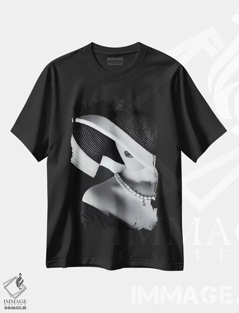 تیشرت مشکی طرح دار زن کلاه به سر، عکاسی سیاه و سفید اثر روسـلان بولگوف | immage.ir