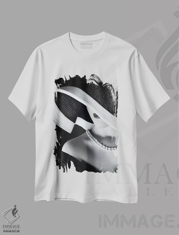 تیشرت سفید طرح دار زن کلاه به سر، عکاسی سیاه و سفید اثر روسـلان بولگوف | فروشگاه ایماژ
