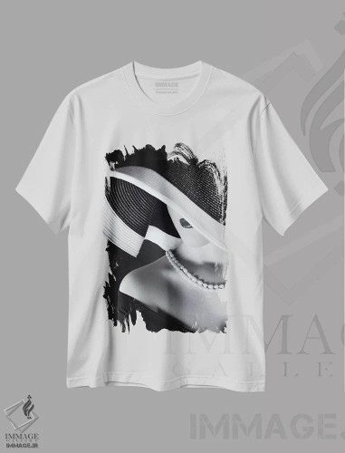 تیشرت سفید طرح دار زن کلاه به سر، عکاسی سیاه و سفید اثر روسـلان بولگوف | فروشگاه ایماژ