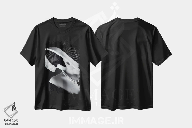 تیشرت مشکی طرح دار زن کلاه به سر، عکاسی سیاه و سفید اثر روسـلان بولگوف | immage.ir