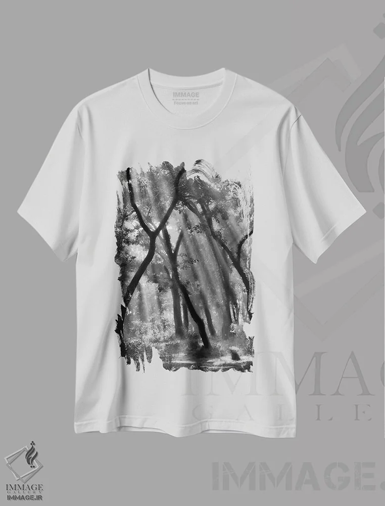 تیشرت سفید طرح دار جنگل افسون شده...، عکاسی سیاه و سفید اثر ایوت دپائپه | فروشگاه ایماژ