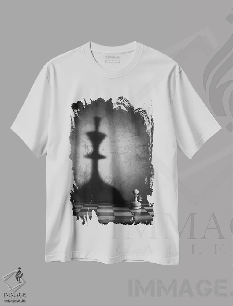 تیشرت سفید طرح دار مگالومانیا، عکاسی سیاه و سفید اثر ویکتوریا ایوانوا | immage.ir