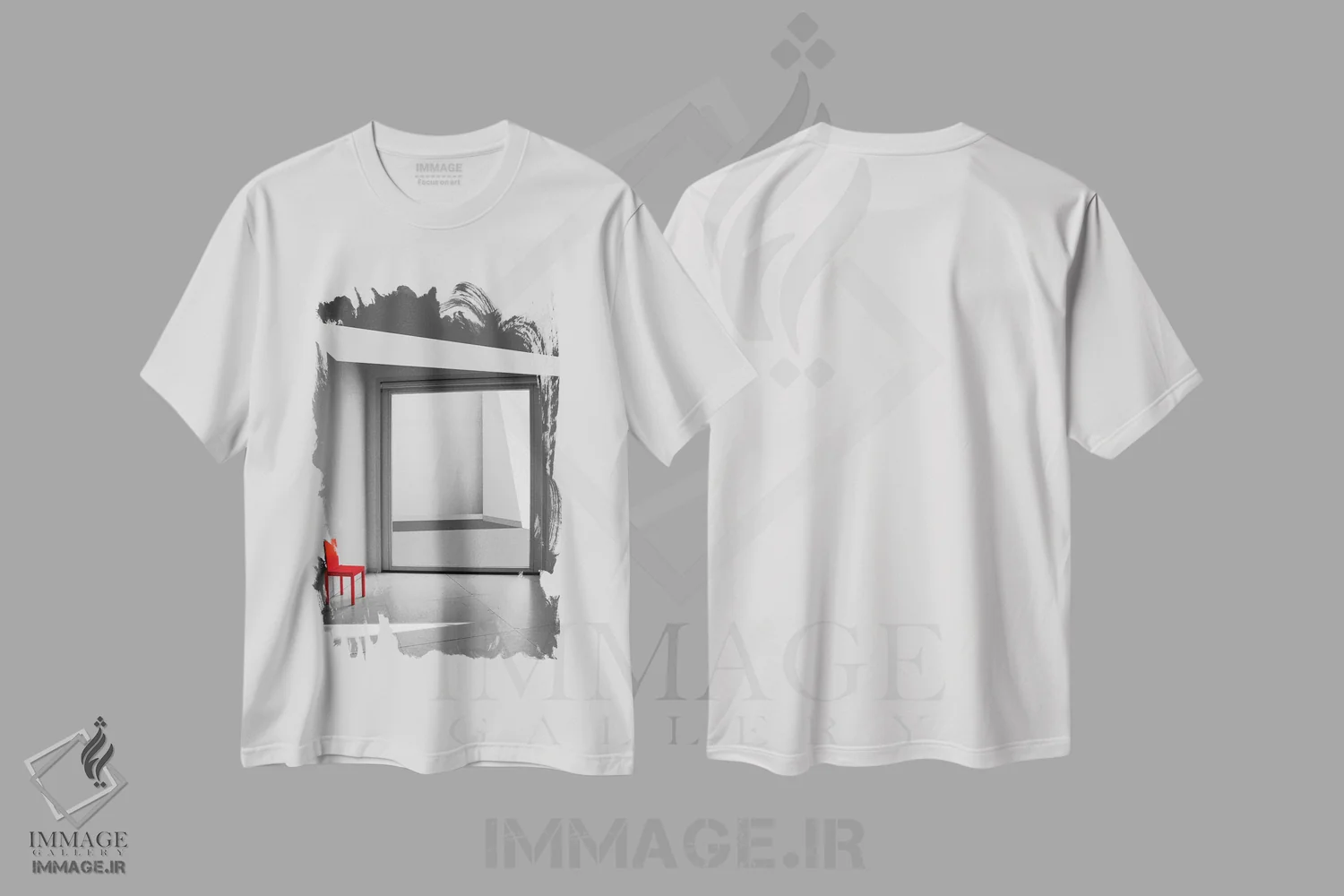 تیشرت سفید طرح دار صندلی قرمز، عکاسی سیاه و سفید اثر اینگه شوستر | immage.ir