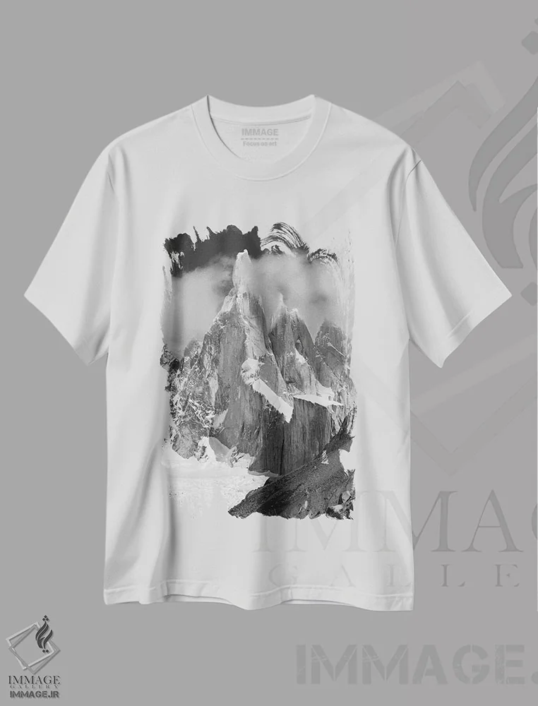 تیشرت سفید طرح دار سررو تور، عکاسی سیاه و سفید اثر اکتاویان رادو توپای | immage.ir