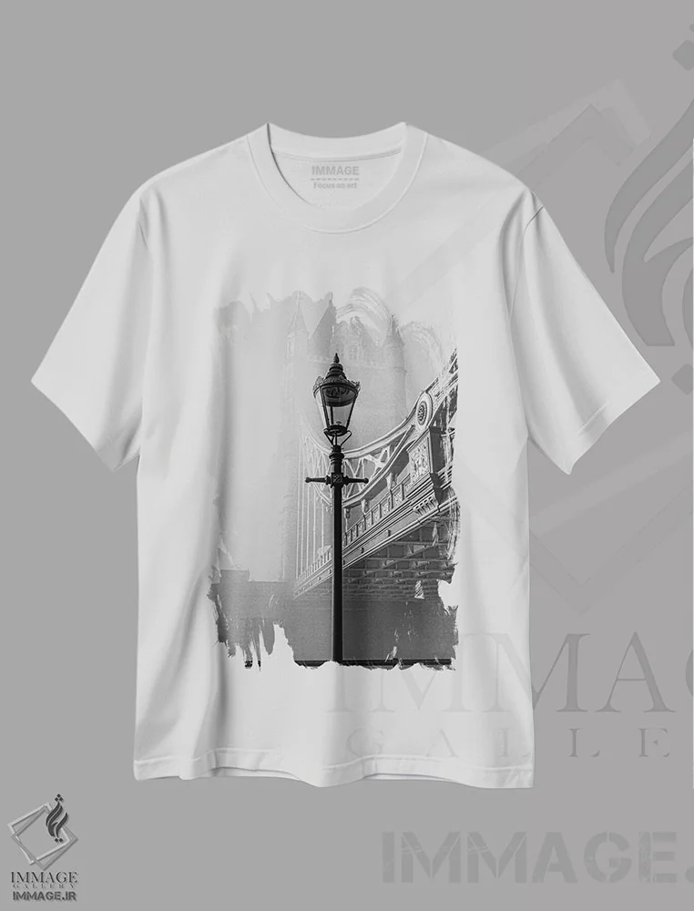 تیشرت سفید طرح دار "پلی خیلی دور"، عکاسی سیاه و سفید اثر کریس همیلتون | فروشگاه ایماژ