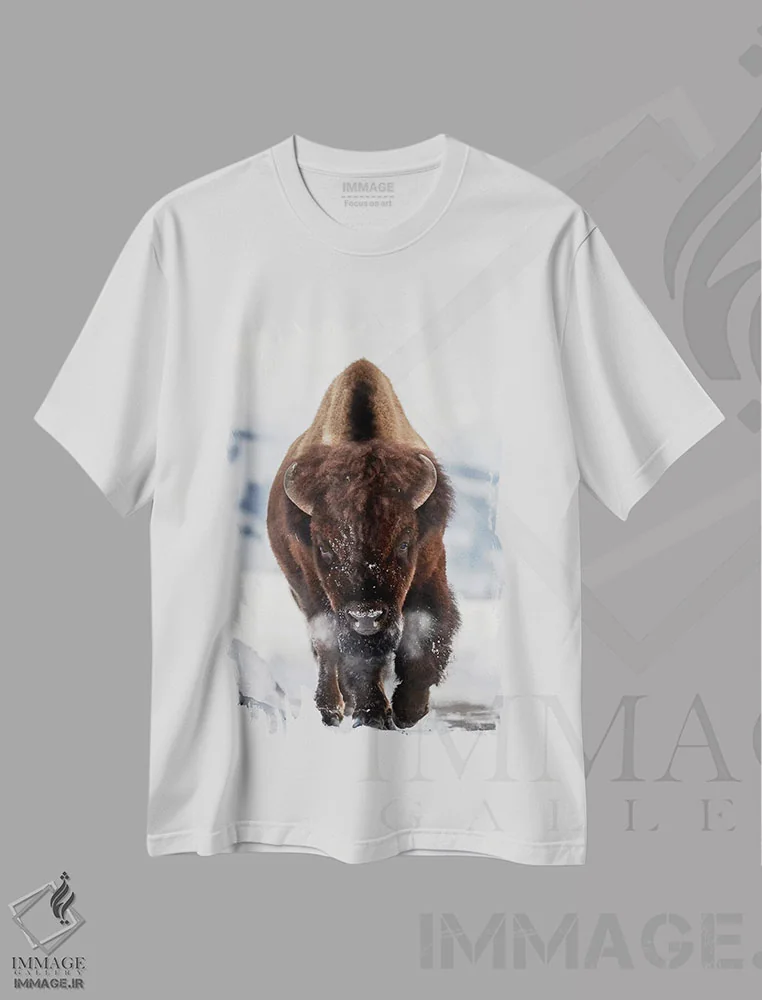 تیشرت سفید طرح دار بوفالو در حال آمدن، مدیوم اثر پیتر هادسون | فروشگاه ایماژ
