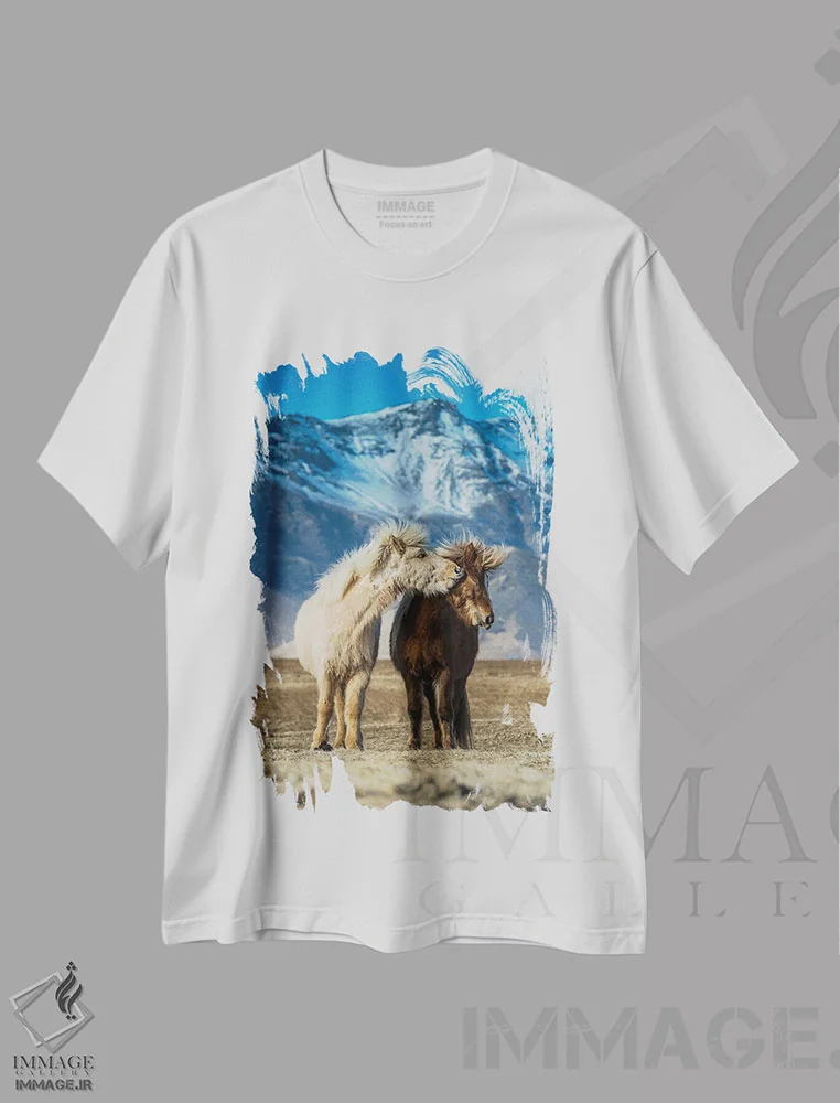 تیشرت سفید طرح دار اسب های زیبا در زمان جفت گیری، مدیوم اثر پتر سیمون | فروشگاه ایماژ