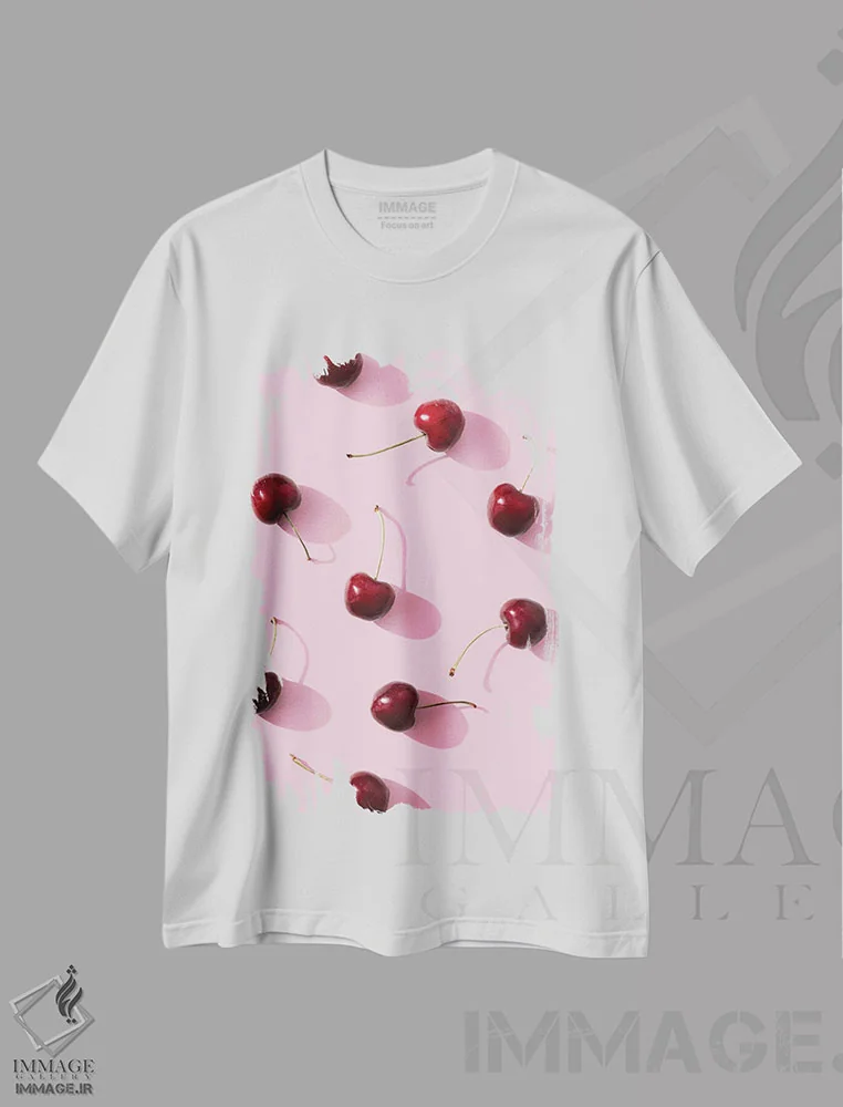 تیشرت سفید طرح دار آلبالو روی زمینه صورتی، عکاسی ماکرو اثر استودیو ۱ایکس ۲ | فروشگاه ایماژ