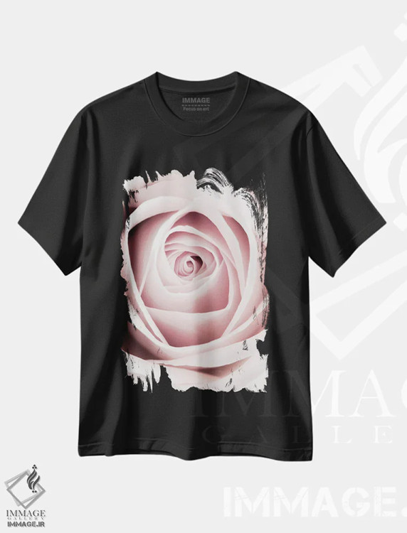 تیشرت مشکی طرح دار گل رز صورتی ۱، عکاسی ماکرو اثر استودیو ۱ایکس | immage.ir