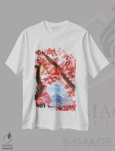تیشرت سفید طرح دار کوه فوجی در میان برگ های پاییزی، مدیوم اثر ماکیکو سامه جیما | فروشگاه ایماژ