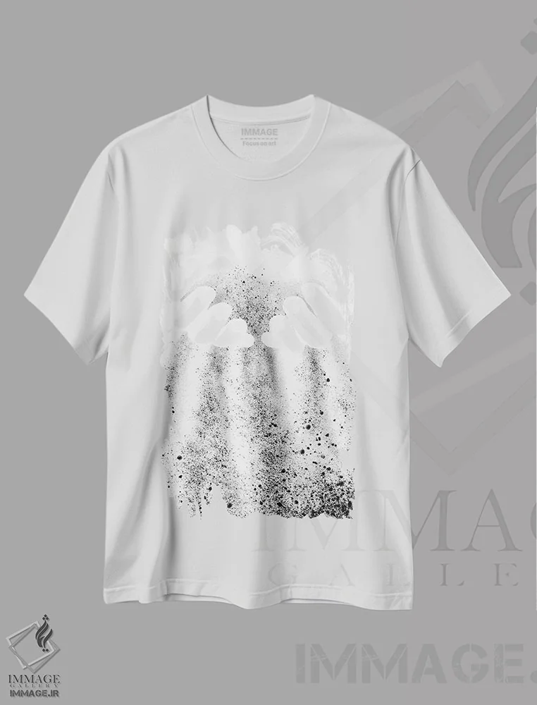 تیشرت سفید طرح دار دست ها و ماسه اثر استودیو ۱ایکس ۲ | فروشگاه ایماژ