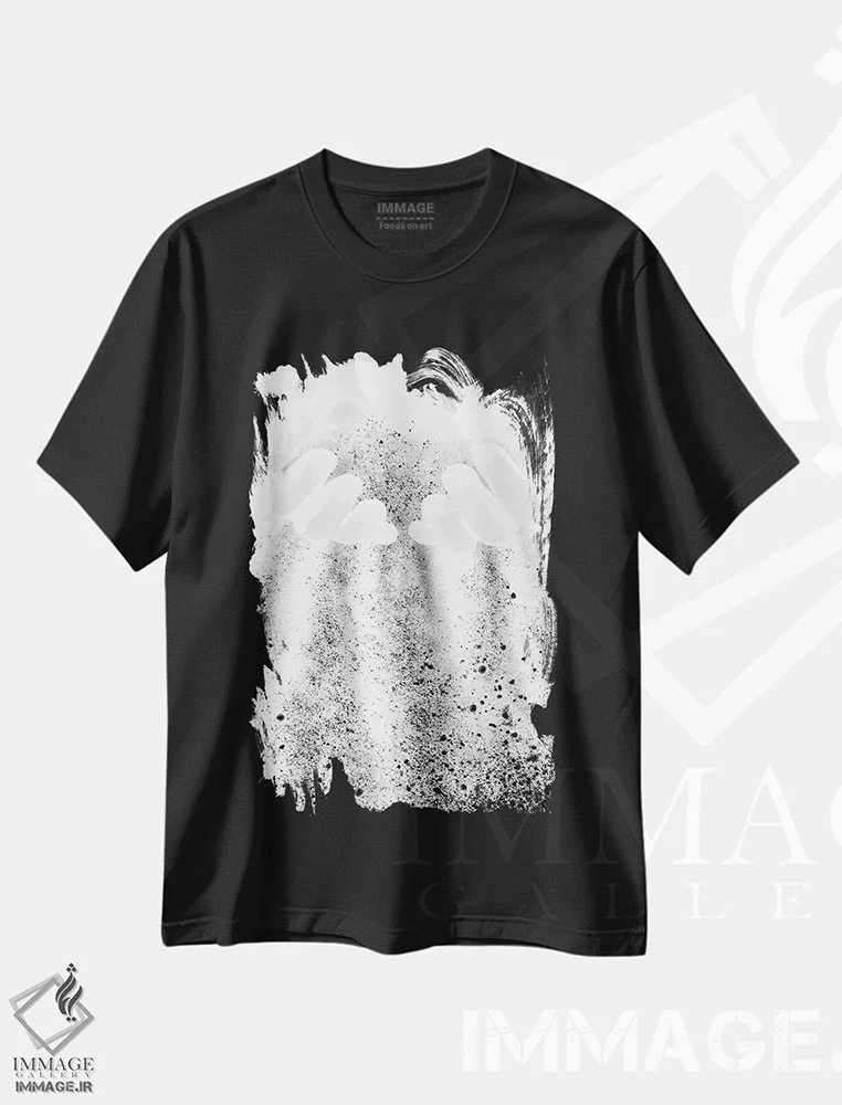 تیشرت مشکی طرح دار دست ها و ماسه اثر استودیو ۱ایکس ۲ | immage.ir