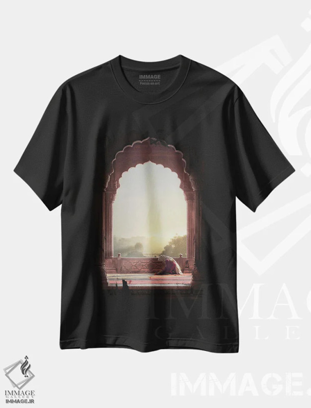 تیشرت مشکی طرح دار نماز، مدیوم اثر نداو جوناس | فروشگاه ایماژ