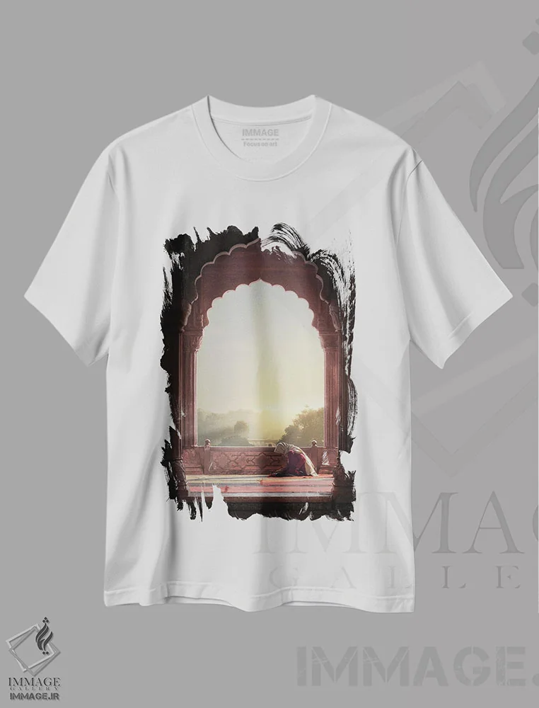 تیشرت سفید طرح دار نماز، مدیوم اثر نداو جوناس | immage.ir