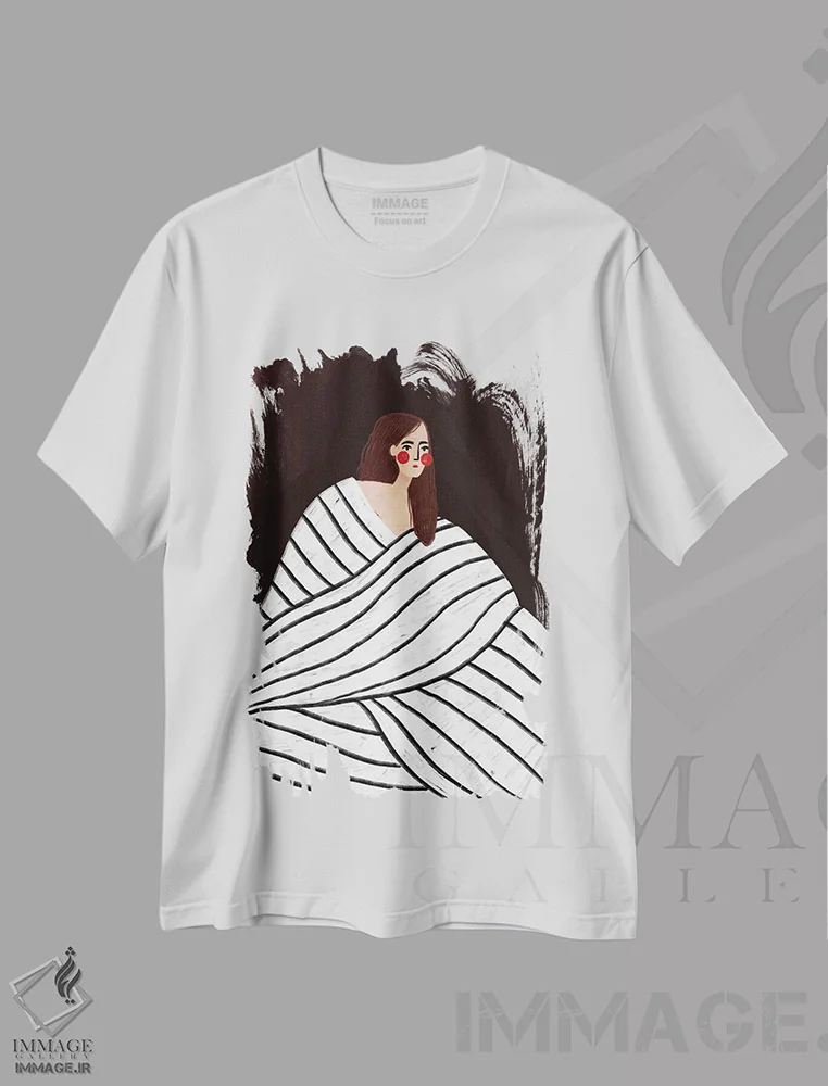 تیشرت سفید طرح دار زن با خطوط سیاه و سفید، تزئینی اثر بیا مولر | immage.ir