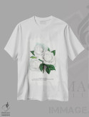 تیشرت سفید طرح دار چاپ لیتوگرافی گل سرخ سفید کوکت د آلپ، تزئینی اثر نمونه گیاهی راچستر | فروشگاه ایماژ