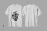 تیشرت سفید طرح دار قلب، دکوراسیون جایگزین اثر جکو پوتکر | immage.ir