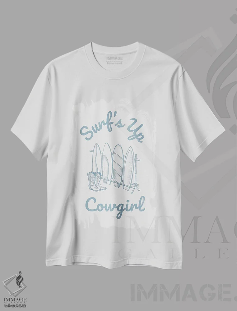تیشرت سفید طرح دار دختر گاوچران موج سوار، دکور ساحلی اثر جولی و دش | immage.ir