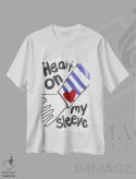 تیشرت سفید طرح دار قلب روی آستینم، تزئینی اثر آتن فرِتش | فروشگاه ایماژ