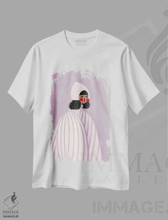 تیشرت سفید طرح دار زنی با کلاه سفید، تزئینی اثر بیا مولر | immage.ir