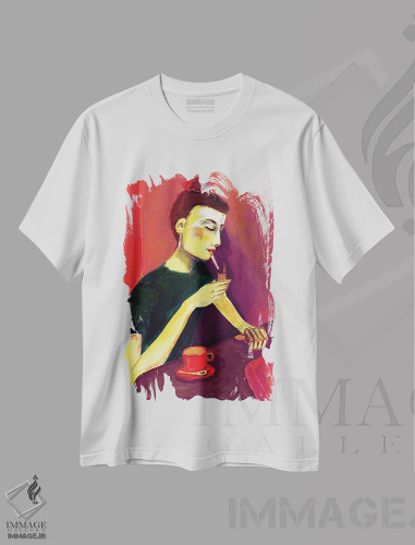 تیشرت سفید طرح دار – تیشرت پرتره زنانه ,خانم در حال روشن کردن سیگار اثر شارین بورسیک فروشگاه ایماژ