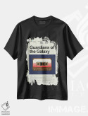 تیشرت مشکی طرح دار – تیشرت گرافیکی ,نگهبانان کهکشان اثر پرینتس اند گیگلز اثر اَرین هیگرمن immage.ir