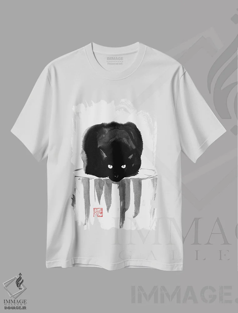 تیشرت سفید طرح دار – تیشرت سیاه و سفید ,گربه سیاه روی چوب اثر پِشان immage.ir