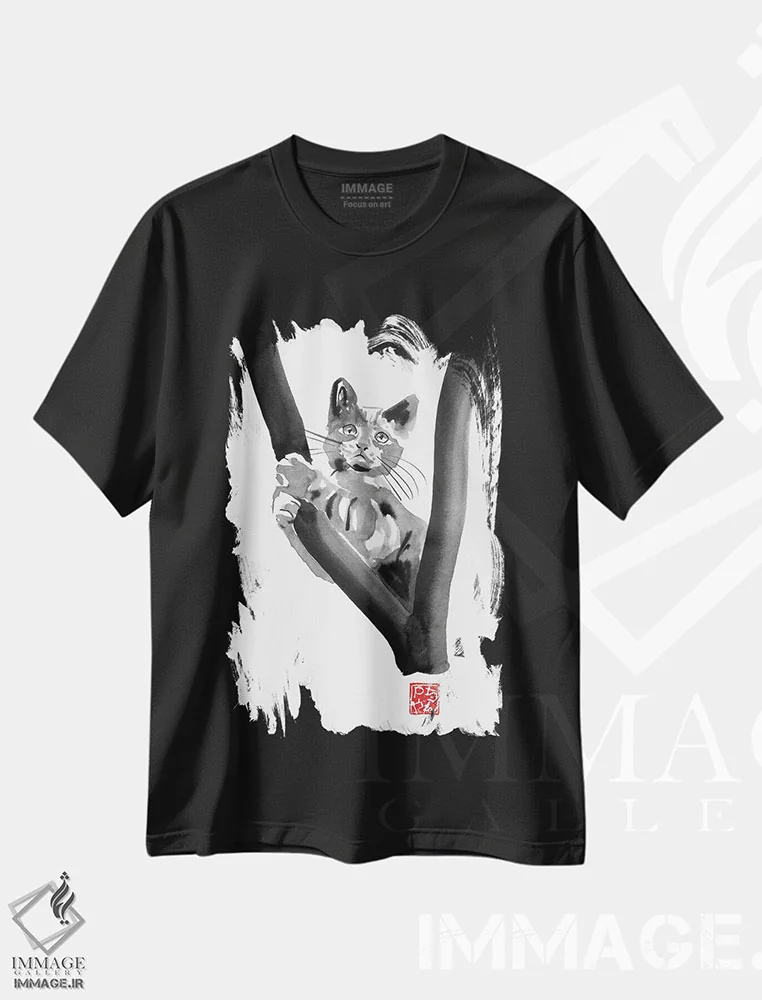 تیشرت مشکی طرح دار گربه در درخت، هنر تزئینی سیاه و سفید اثر پِشان | فروشگاه ایماژ