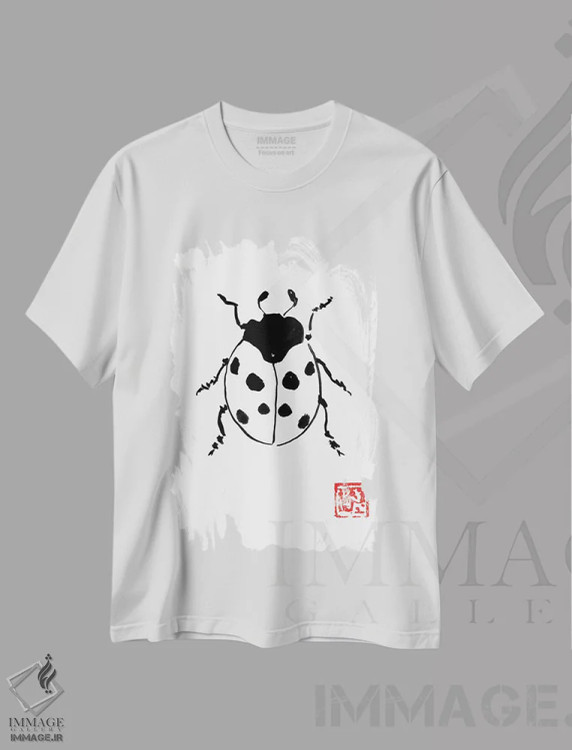 تیشرت سفید طرح دار کفشدوزک، هنر تزئینی سیاه و سفید اثر پِشان | immage.ir
