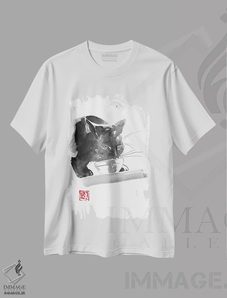 تیشرت سفید طرح دار گربه در حال نوشیدن، مدیوم اثر پِشان | فروشگاه ایماژ